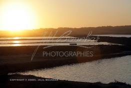 Image du Maroc Professionnelle de  Ouled Issa, la lagune de Oualidia dévoile un autre paysage les salines de cette région sur le littorale marocain entre Safi et El Jadida, Mercredi 29 Novembre 2006. le sel marin riche en iode il est nutritif  contrairement au sel des mines de l’intérieur du pays. (Photo / Abdeljalil Bounhar)



 